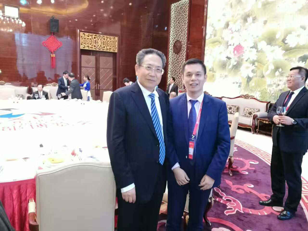 安徽省委書記、省人常委會(huì)主任李錦斌（左）仟億達(dá)集團(tuán)董事長(zhǎng)鄭兩斌（右）與合影留念