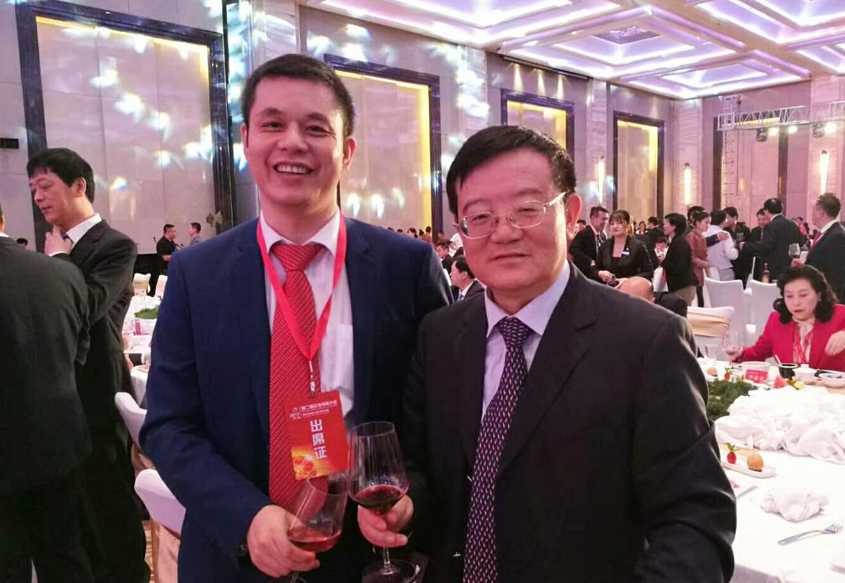 全國工商聯(lián)黨組書記、常務(wù)副主席徐樂江（右）與仟億達(dá)集團(tuán)董事長鄭兩斌（左）