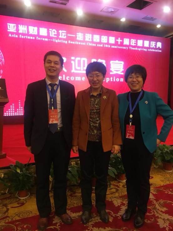 仟億達(dá)集團(tuán)董事長(zhǎng)鄭兩斌先生（左）與山東省副省長(zhǎng)兼山東工商聯(lián)主席王隨蓮（中）、山東省工商聯(lián)副主席孫美菊（右）