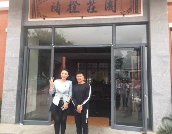 仟億達(dá)集團(tuán)總裁(左)與型動(dòng)體育始人、奧運(yùn)陳一冰(右)