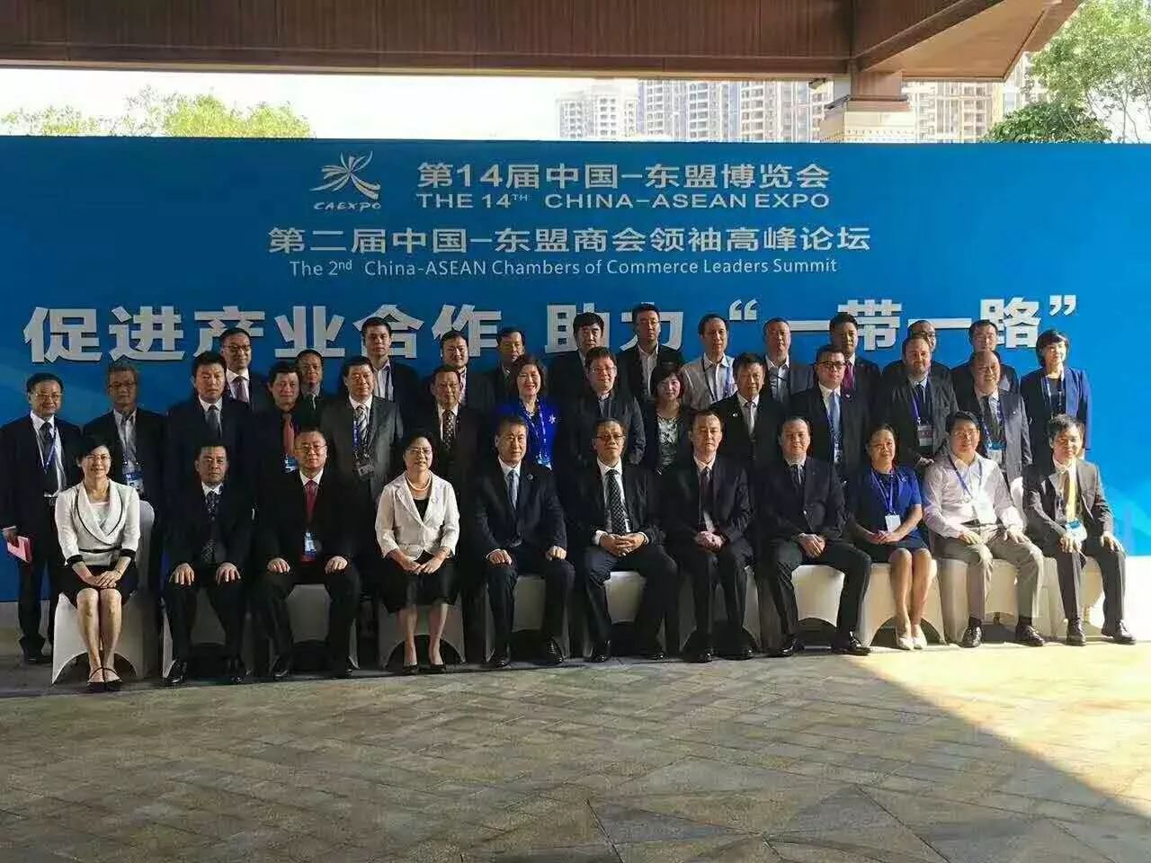 全國(guó)工商聯(lián)副主席黃榮(首排右5)、廣西壯族自治區(qū)副主席陳剛(首排右6)與仟億達(dá)集團(tuán)董事長(zhǎng)鄭兩斌(三排左3)等嘉賓合影